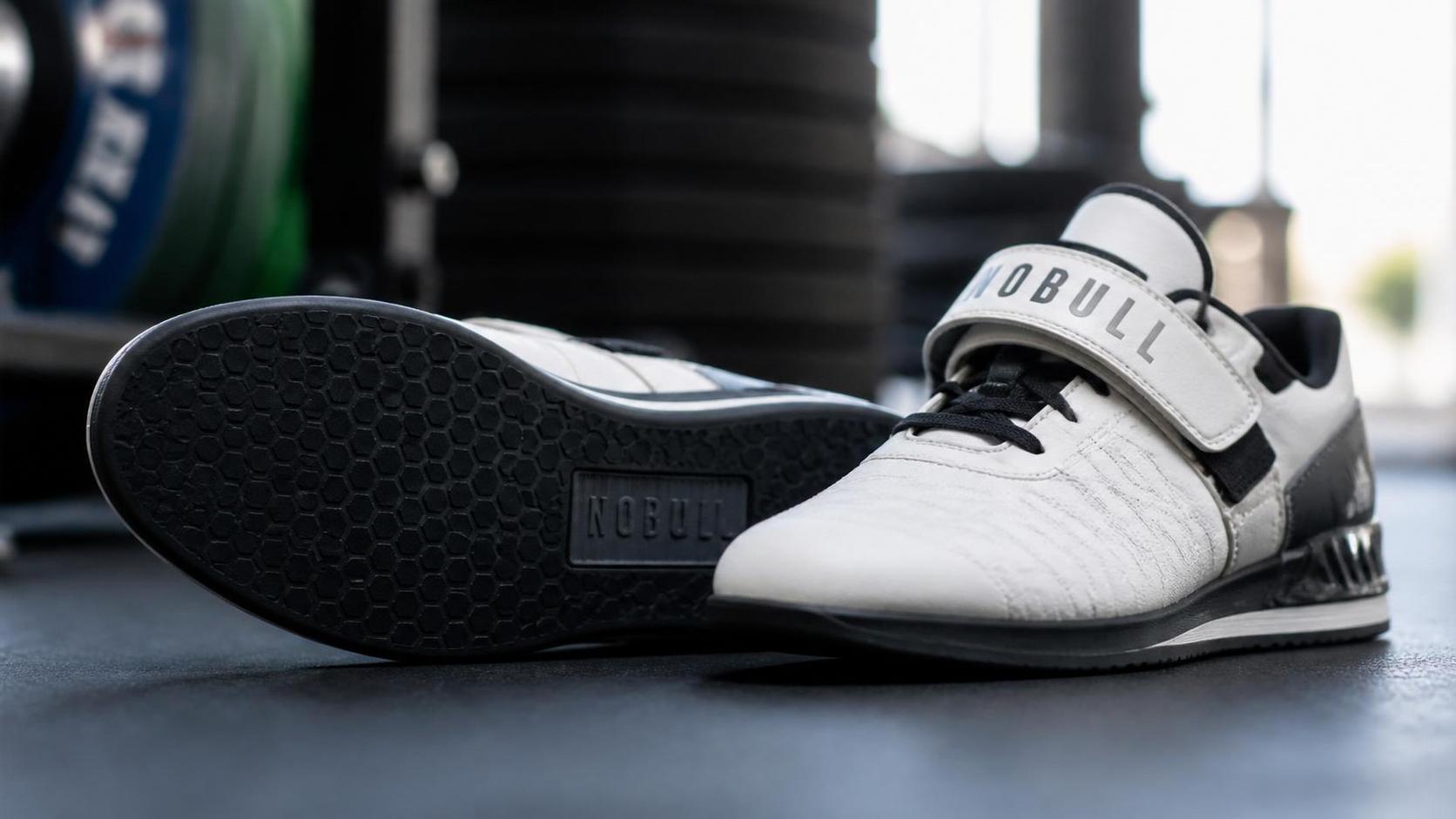découvrez notre top 5 des meilleures chaussures d’haltérophilie et un guide complet pour choisir le modèle qui améliorera vos performances et votre confort en salle.